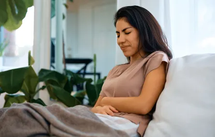 امرأة تشعر باضطرابات في المعدة