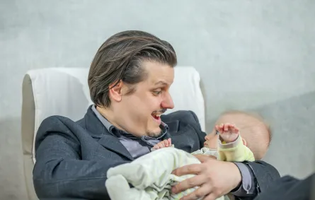 دراسات: إنجاب الرجال بعد سن 55 عاماً.. يزيد خطر إنجاب أطفال مصابين بالتوحد (المصدر: Freepik)