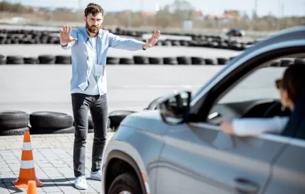 كيفية اصطفاف السيارة بين سيارتين