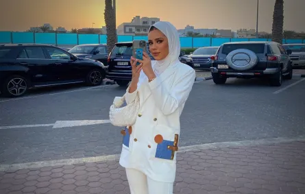 سارة الدهيّم ببدلة رسمية باللون الأبيض