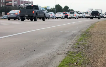 القيادة على أكتاف الطريق 