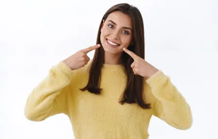 طريقة إزالة جير الأسنان بالمنزل بخطوات بسيطة.. باشري بها (المصدر: Freepik)