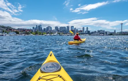 سياتل محاطة بالغابات الشاسعة والجبال المغطاة بالثلوج
