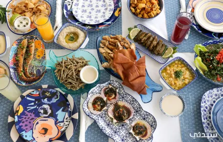 أطباق بحرية معدة بحب بجوار الشاطئ 