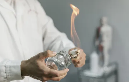 الحجامة من أكثر العلاجات المستخدمة في الطب البديل (المصدر: freepik)