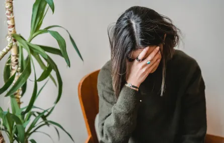 متى يكون التحدث مع النفس مرضاً نفسياً؟.. إجابة توضيحية