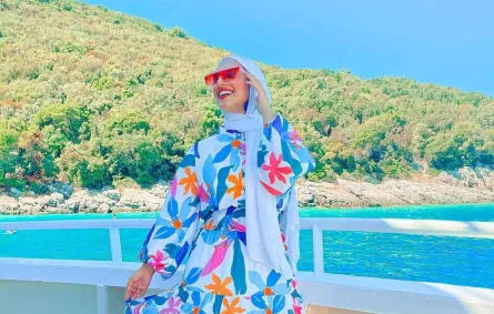 نادية الخولي بفستان بطبعة الزهور الاستوائية