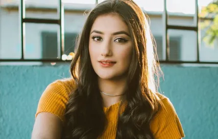 شابة تبتسم في كبرياء