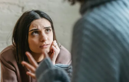 فتاة تنظر لفتاة أخرى تلومها 