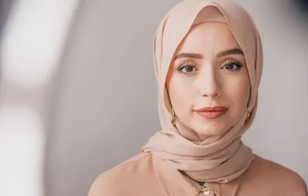 فتاة تبدو بملامح رومانسية هادئة