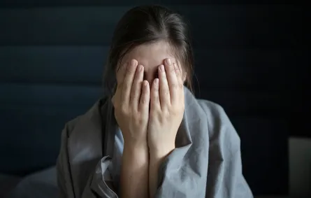 امرأة تشعر بالاكتئاب والحزن