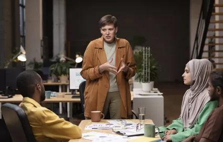 أهمية التواصل والاتصال لتحسين العلاقات في العمل وتعزيز النجاح المشترك