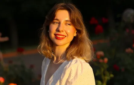 فتاة تبدو ناضجة ورزينة تبتسم بهدوء