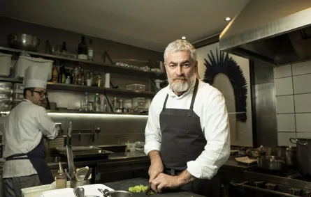 والدورف أستوريا مركز دبي المالي العالمي يطلق تجربة فور هاندس المميزة في مطعم بول آند بير