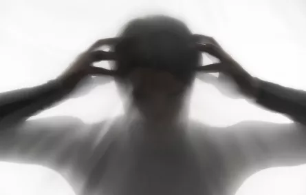 تظهر الصورة شخصية مصابة بالفصام العامودي