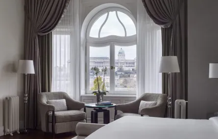 الهدوء يخيم على الغرف في فور سيزونز جريشام بالاس