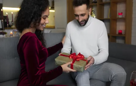 فتاة تهدي خطيبها هدية 