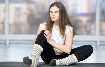 سيدة تشعر بألم في الركبة