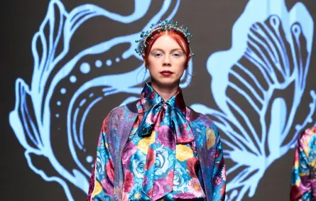 بلوزة بطبعات الورد الملونة من مايوكو Mayuko - الصورة من Launchmetrics/Spotlight ©