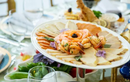 مطعم بجوار البحر