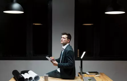 دور القيادة الكاريزمية في بناء الثقة والإلهام داخل الفريق