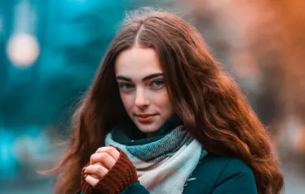 فتاة ذات شعر أحمر تنظر بذكاء وتبدو واثقة من نفسها 