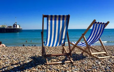 كرسيان على شاطئ برايتون