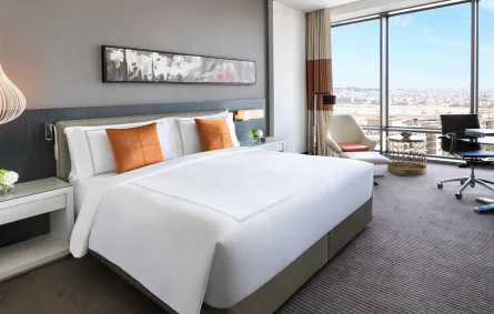 غرفة عصرية في فندق فيرمونت الرياض