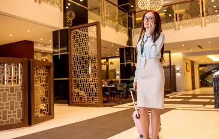 امرأة في لوبي الفندق الذي اختارته