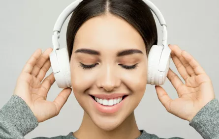 امرأة تستمع إلى الموسيقى وتشعر بالسعادة