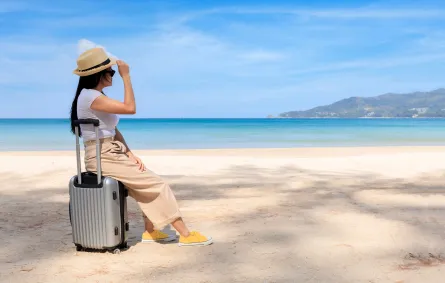 سائحة تستمع بوقتها في أثناء الإجازة الصيفية