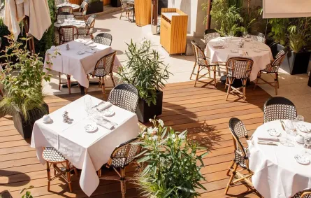 جلسات خارجية في مقهى دي لوم 