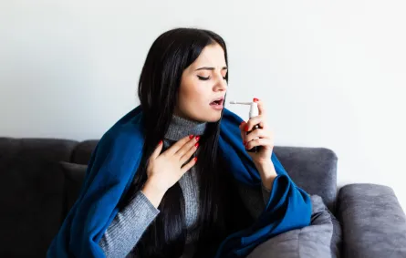 امرأة تعاني من حساسية الصدر 