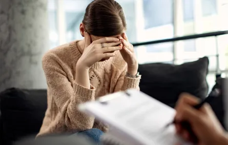 تحسين الصحة النفسية للمرأة يتطلب الاهتمام بعوامل متعدّدة في الحياة اليومية Image by Drazen Zigic on Freepik