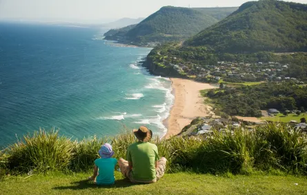 أب وابنته يستمتعان بالمناظر الطبيعية الخلابة من ستانوي