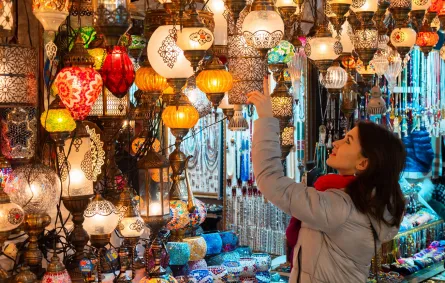 متعة التسوق في البازار الكبير