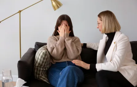 امرأة تعاني من اضطراب نفسي تجلس مع معالجتها - المصدر freepik