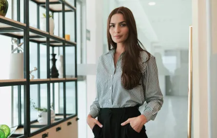 شابة تبدو واثقة من نفسها 