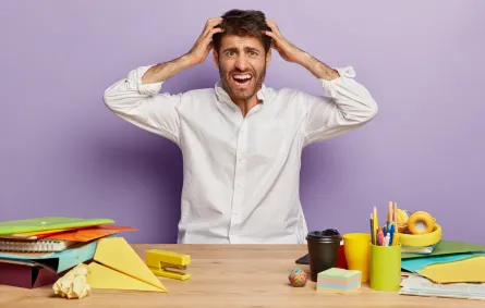 كيف تحوّلت الضغوط النفسية من عبءٍ إلى وسام يُحتفى به في بيئات العمل؟