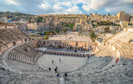 لقطة للمسرح الروماني الجنوبي في وسط عمّان