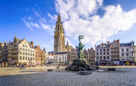 مبنى البلدية في الساحة الرئيسية في أنتويرب