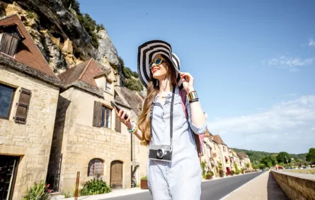 سائحة تمشي في شارع بقرية لا روك جاجاك في فرنسا