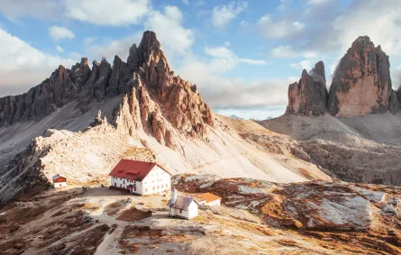 جبل باترنكوفل في الدولوميت مع بعض الضباب على القمة والسحب