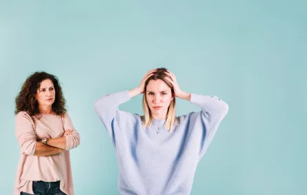 شابة تبدو غاضبة فصديقتها أنكرت جميلها والأخرى مصدومة بسبب اكتشاف صديقتها الأمر 