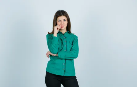 شابة تُعبر عن التردد-المصدرfreepik