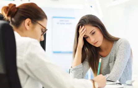 فتاة في عيادة الطبيب تعاني من القلق