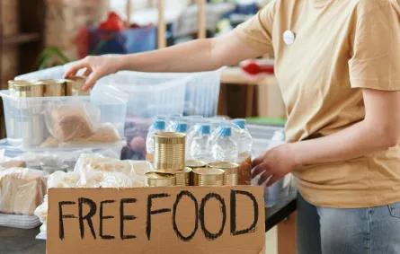 شابة تقدم الطعام المجاني للفقراء 