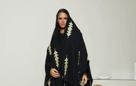 البشت الأسود من Des Farah - الصورة من إنستغرام الماركة