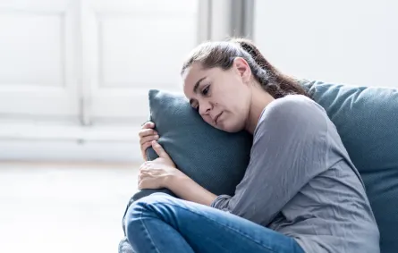 فتاة مرهقة نفسياً