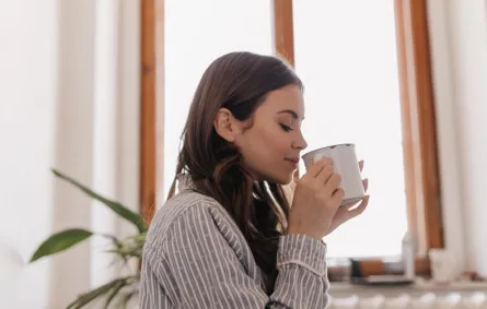 امرأة تتناول مشروبًا ساخنًا- المصدر freepik